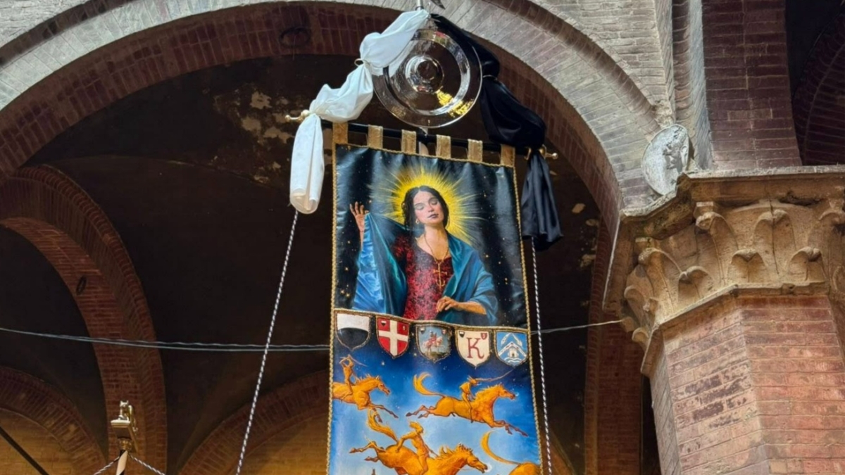 Svelato il Drappellone di Francesco De Grandi per il Palio di Siena di agosto 2025