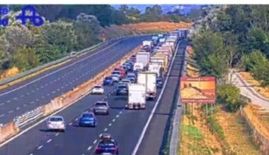 Camion a fuoco sull'A1, chiuso tratto tra Orte e Roma Nord. Gli automobilisti in coda: «Qui l'inferno, bloccati con 43 gradi e senza assistenza»
