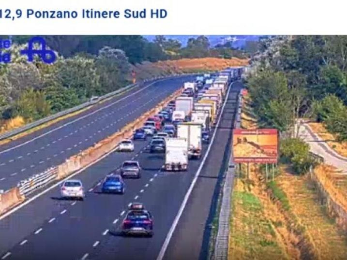 Camion a fuoco sull'A1, chiuso tratto tra Orte e Roma Nord. Gli automobilisti in coda: «Qui l'inferno, bloccati con 43 gradi e senza assistenza»