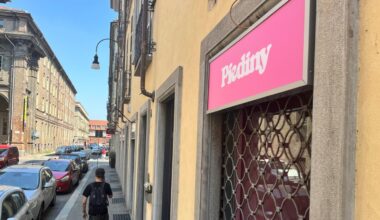 Torino, è tutto rosa nel centro estetico di Rosa Chemical e della mamma. Il cantante aprirà «Piediny» nel cuore della città