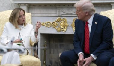 Meloni avverte gli alleati: Trump va accompagnato. Duello con Macron sui soldati: «La Russia ne ha 1,3 milioni, noi quanti dovremmo mandarne?»