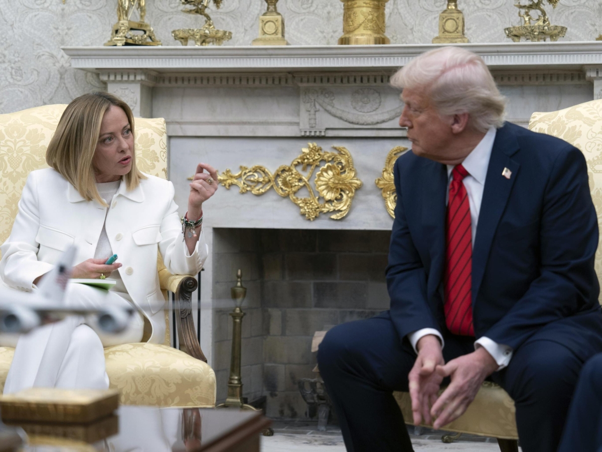 Meloni avverte gli alleati: Trump va accompagnato. Duello con Macron sui soldati: «La Russia ne ha 1,3 milioni, noi quanti dovremmo mandarne?»