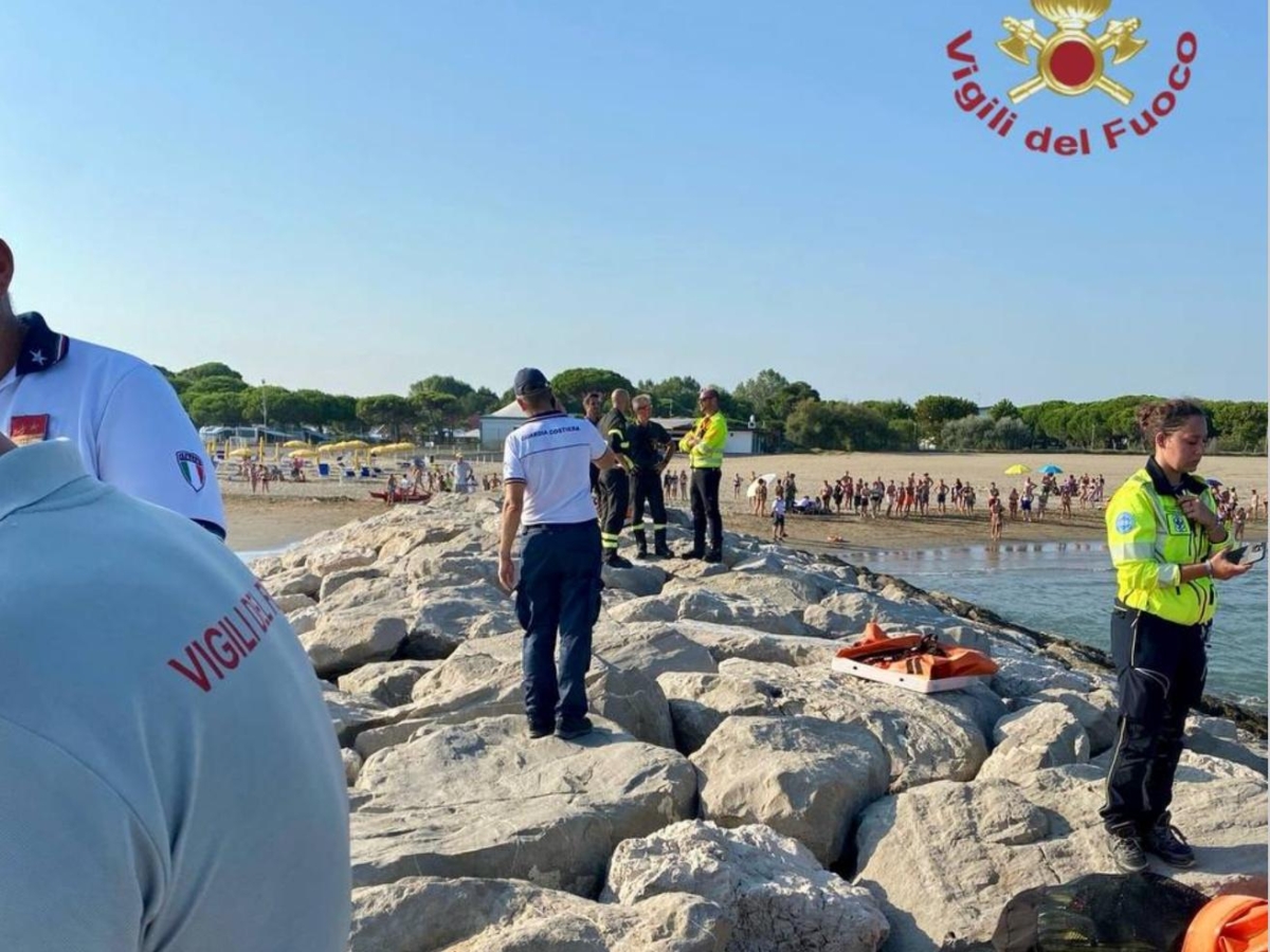 Cavallino, trovato morto il bambino disperso in mare: Carlo Panizzo è annegato a 6 anni. «Era a 100 metri dalla riva»