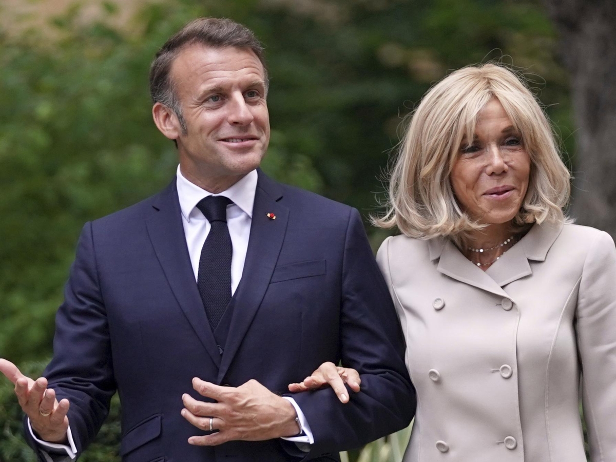 Macron e gli investigatori privati contro l'influencer che disse: «Brigitte è un uomo». «Fa parte di una rete estremista, è pericolosa»