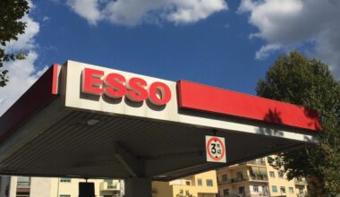 Distributori di carburanti Esso venduti a un consorzio italiano