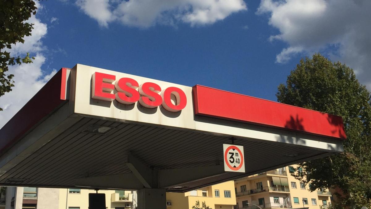 Distributori di carburanti Esso venduti a un consorzio italiano