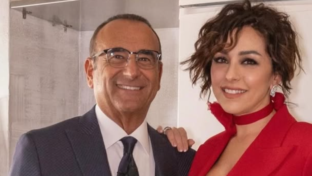 Carlo Conti abbronzatissimo, la foto social e l'ironia della moglie Francesca Vaccaro: «Qualcuno riesce a vederlo?». La risposta (esilarante) di Pieraccioni