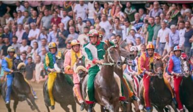 Palio di Siena 16 agosto 2025, le accoppiate di fantini e cavalli: la sorte bacia Leocorno, Civetta e Valdimontone. Tittia prova il bis con Diodoro
