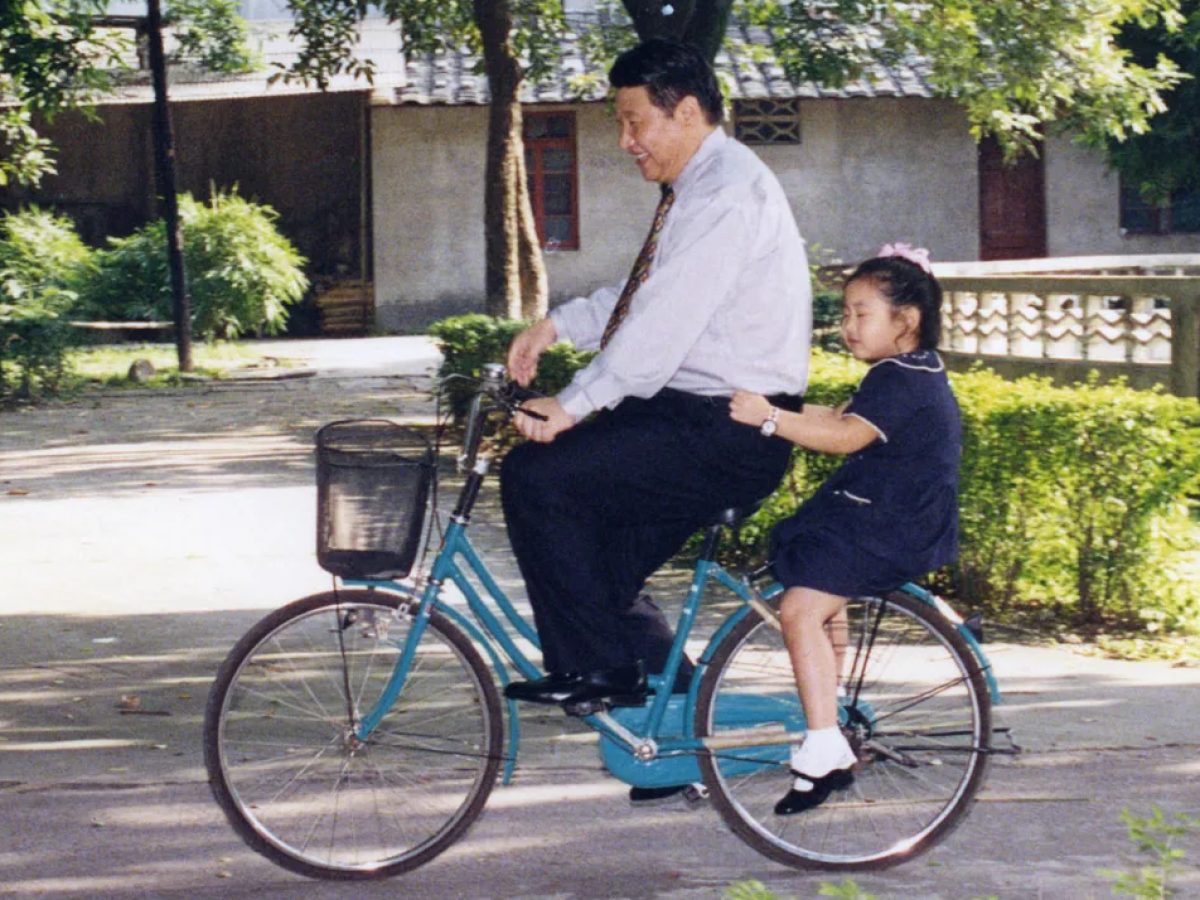 Xi Jinping fa debuttare la figlia Mingze (facendo sparire tutte le foto): un segnale a Washington?