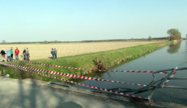Pavia, frontale auto-scooter, morte le tre persone coinvolte. La coppia in moto annegata nel canale accanto alla strada