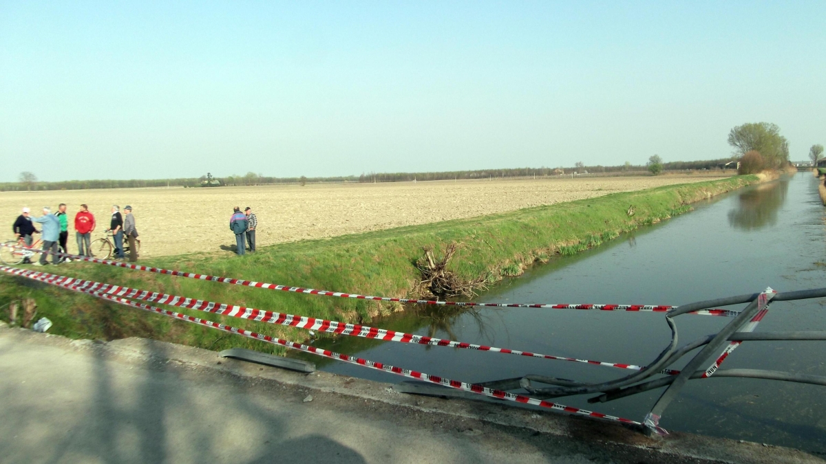 Pavia, frontale auto-scooter, morte le tre persone coinvolte. La coppia in moto annegata nel canale accanto alla strada