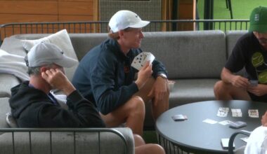 Sinner gioca a carte durante la pausa del match con Mannarino a Cincinnati