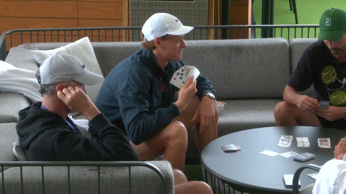 Sinner gioca a carte durante la pausa del match con Mannarino a Cincinnati
