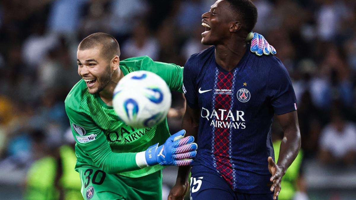 Prima la papera, poi para un rigore: così Chevalier, l'anti Donnarumma, si è preso il Psg