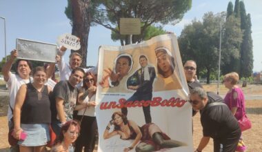 Ferragosto al «palo della morte»: i fan di Verdone celebrano «Un sacco bello» tra nostalgia e cimeli d'epoca