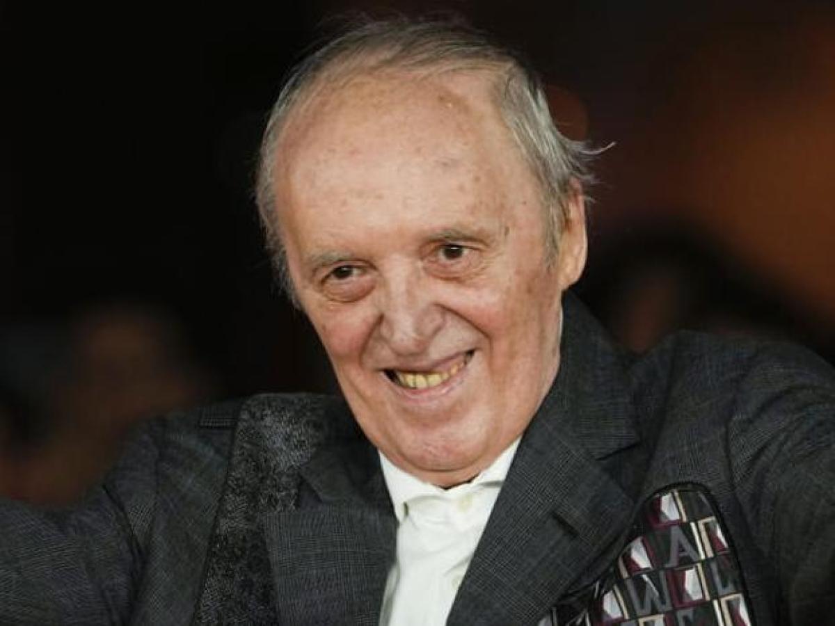 Dario Argento sta meglio ma resta in ospedale a Ischia, dopo Ferragosto il trasferimento a Roma con un'ambulanza privata