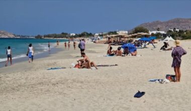Mario Tozzi: «Spiaggia libera e pulita, lettini a 10 euro. Ma siamo a Naxos»