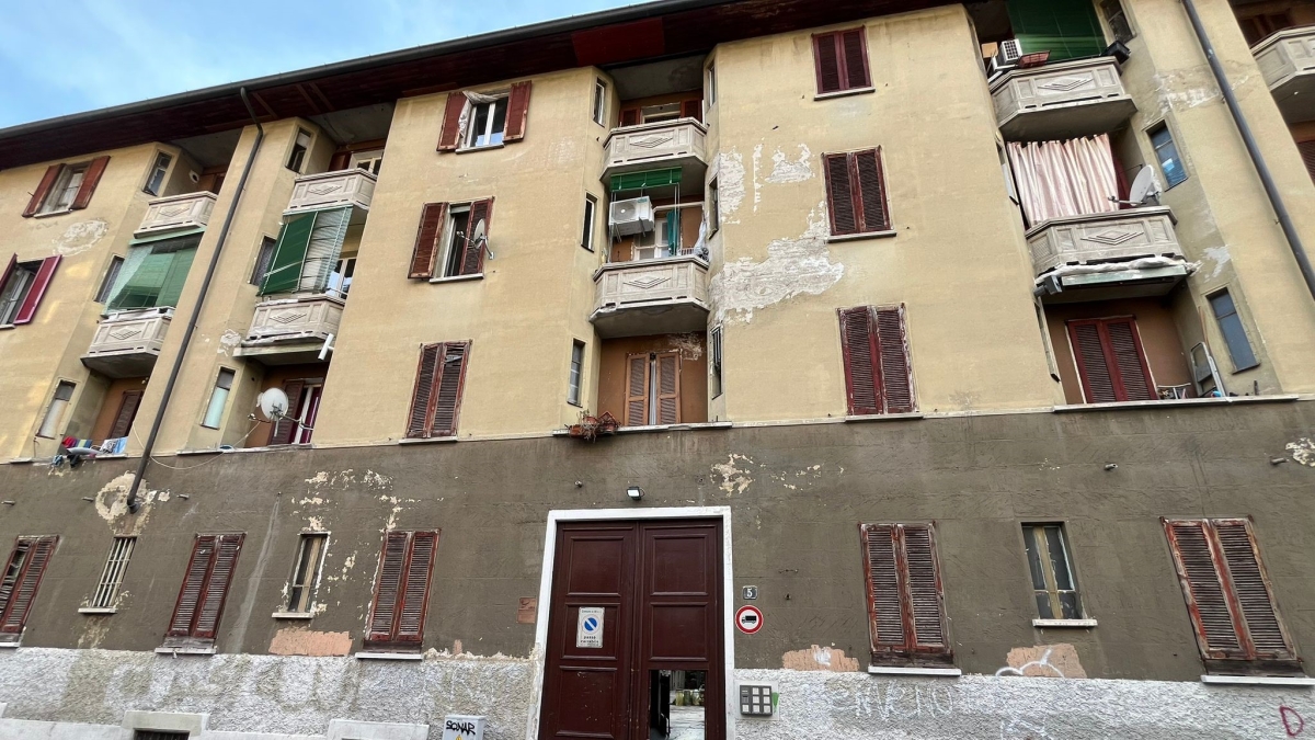 Milano, omicidio al Corvetto: uccide il compagno infermo a letto a causa di più ictus, 64enne chiama il 112 e si fa arrestare