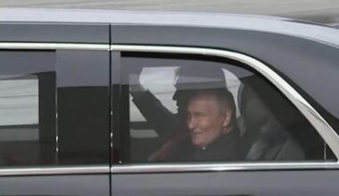 L'auto di Putin era sulla pista, ma il leader russo è salito sulla «Bestia» di Trump: cos'è successo (e quei 10 minuti passati dai leader da soli)