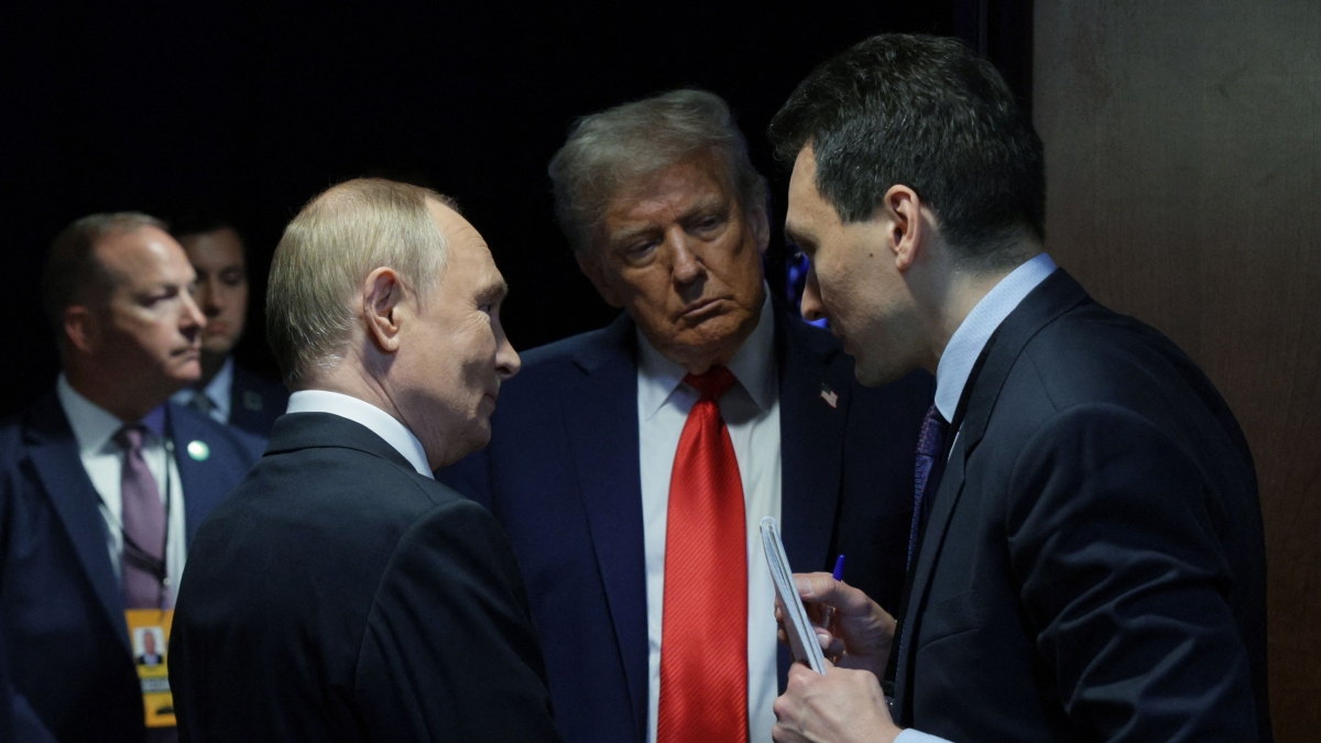 «Disgustoso, vergognoso e inutile»: l'ira degli ucraini per il vertice di Trump. «Per Putin il tappeto rosso, per Zelensky un agguato nello Studio ovale»