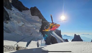 Alpinista precipita e muore a 4.000 metri sul Monte Bianco. Con lui due compagni illesi