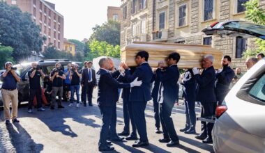 Katia Ricciarelli e Mara Venier, Antonio Tajani e Alessandro Giuli: le immagini della camera ardente di Pippo Baudo - Corriere Roma