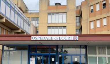 Trentenne piemontese partorisce una bimba in spiaggia da sola, sulla costa di Locri: ha chiesto che la neonata venga data in affido