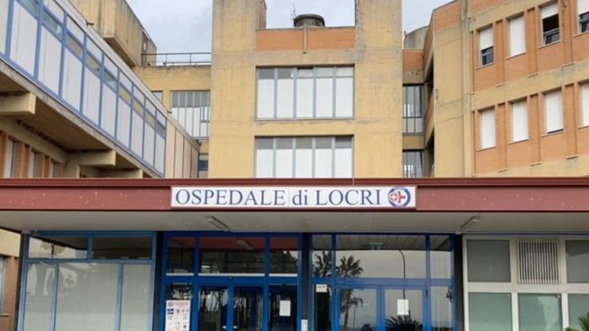 Trentenne piemontese partorisce una bimba in spiaggia da sola, sulla costa di Locri: ha chiesto che la neonata venga data in affido