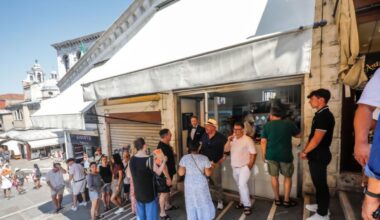 Venezia, dopo 50 anni è stato venduto un negozio sul ponte di Rialto. E intanto apre una bottega di portafogli made in Germany