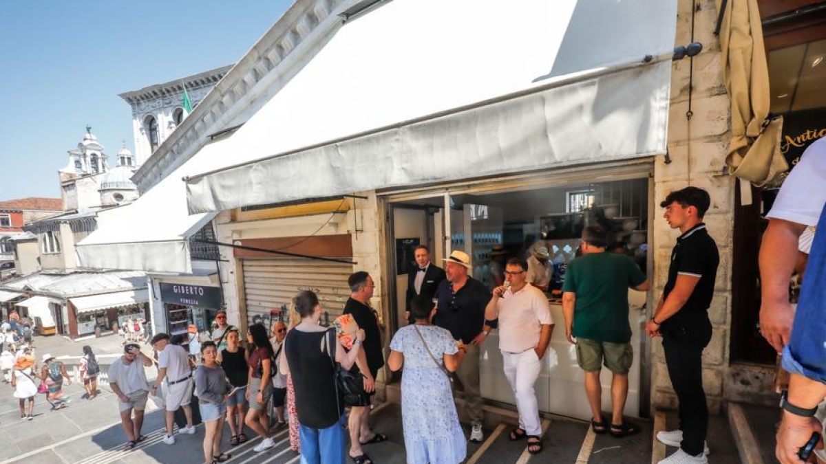 Venezia, dopo 50 anni è stato venduto un negozio sul ponte di Rialto. E intanto apre una bottega di portafogli made in Germany