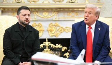 Zelensky in abito nero nello Studio Ovale, via l'uniforme militare: gesto di distensione? Axios: «È stata la Casa Bianca a chiederglielo»