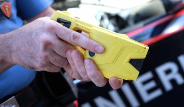 Taser, 41enne muore a Genova colpito da tre scosse. È la seconda vittima in 48 ore: indagati 4 carabinieri