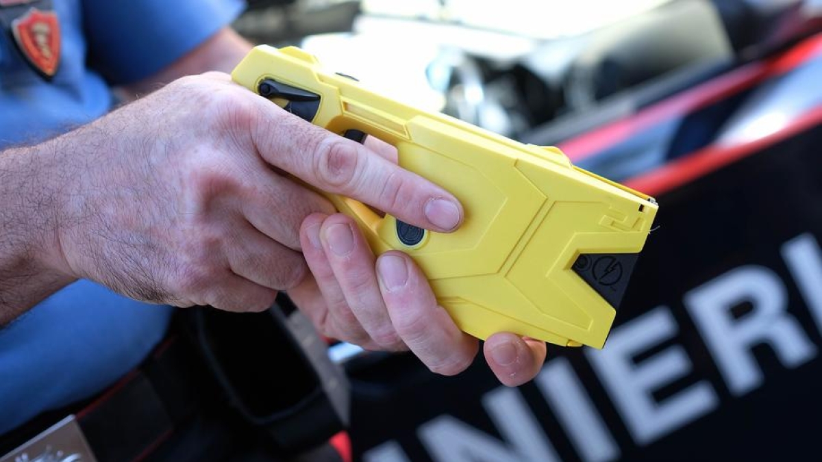 Taser, 41enne muore a Genova colpito da tre scosse. È la seconda vittima in 48 ore: indagati 4 carabinieri