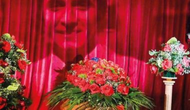 Commozione e riconoscenza, il popolo di Pippo Baudo sfila nella camera ardente fra le rose rosse e i volti noti