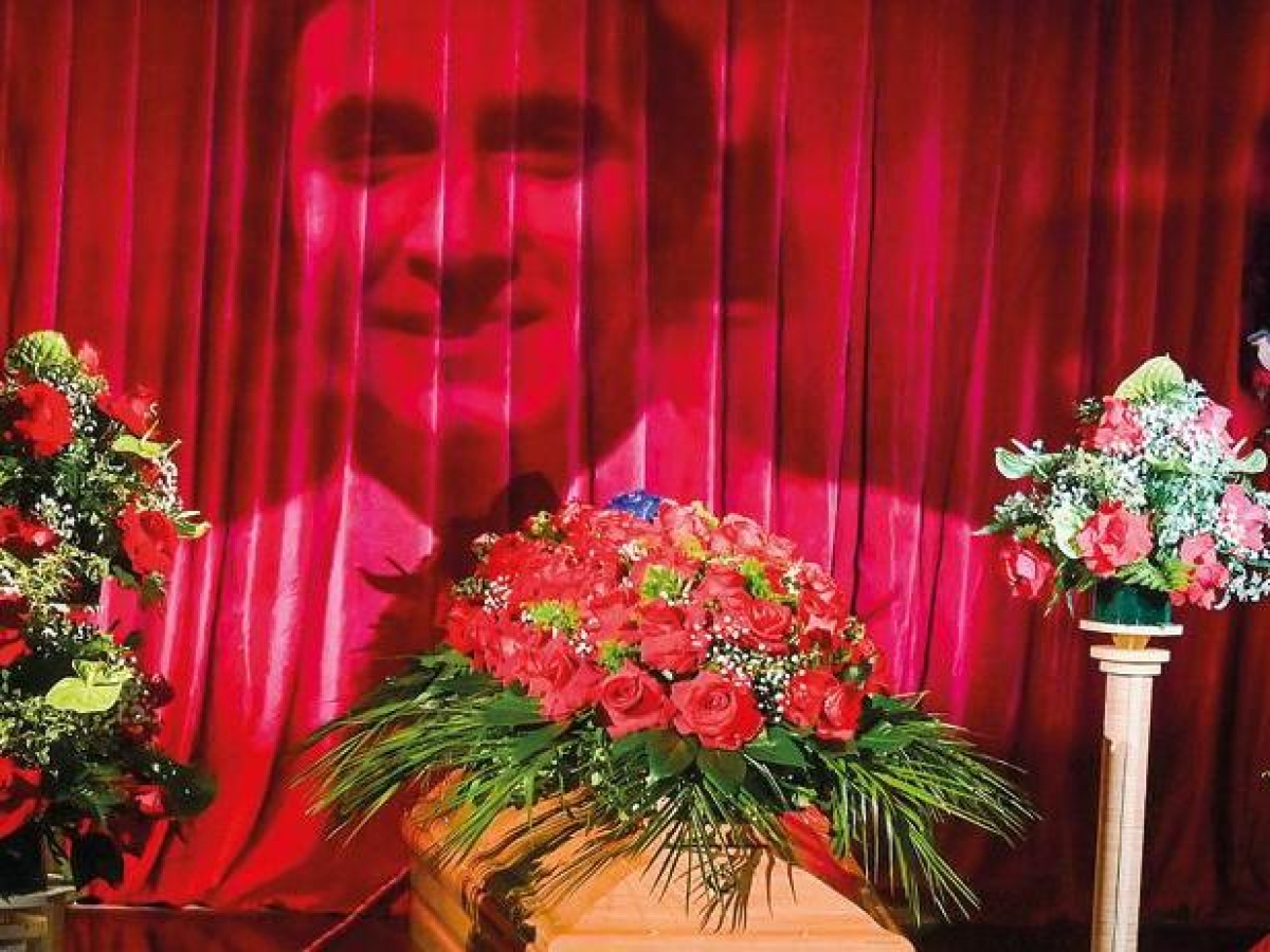 Commozione e riconoscenza, il popolo di Pippo Baudo sfila nella camera ardente fra le rose rosse e i volti noti