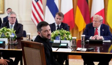 Trump e il patto per la pace: «Proteggeremo l'Ucraina». Poi chiama Putin: «Trilaterale entro agosto». Zelensky: «Compreremo armi per 90 miliardi dagli Usa»
