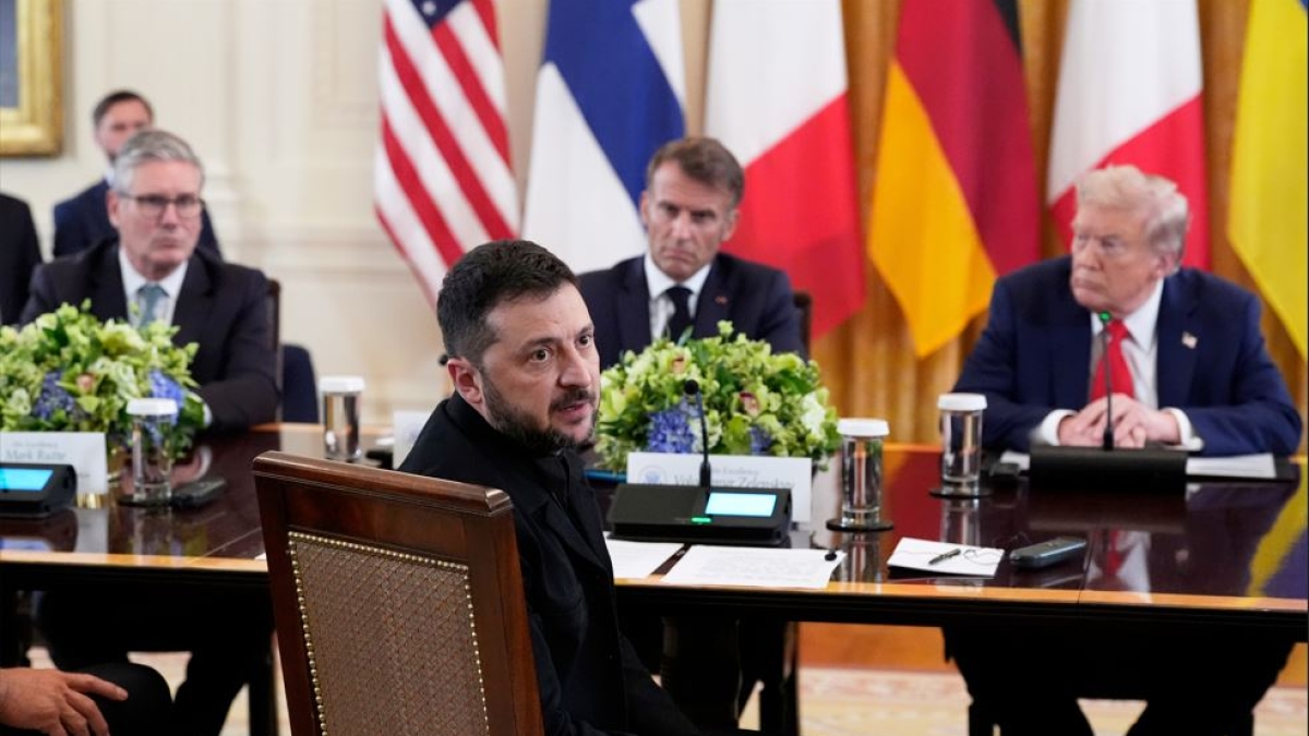 Trump e il patto per la pace: «Proteggeremo l'Ucraina». Poi chiama Putin: «Trilaterale entro agosto». Zelensky: «Compreremo armi per 90 miliardi dagli Usa»