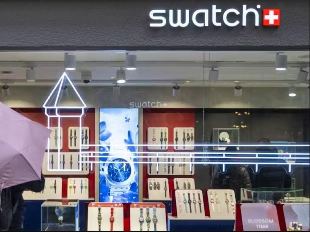 Swatch e la campagna pubblicitaria ritirata: perché è accusata di razzismo in Cina. Titolo giù in Borsa