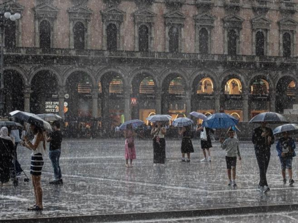 Milano, arriva la «burrasca di agosto»: allerta arancione in Lombardia per temporali. Il Comune: «Chiusi i parchi, abbandonare le aree verdi»