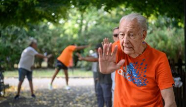 Gino Lastore, istruttore di fitness a 90 anni: «I coetanei mi seguono al parco, ho imparato le mosse da mio figlio e dai video di Tik Tok»