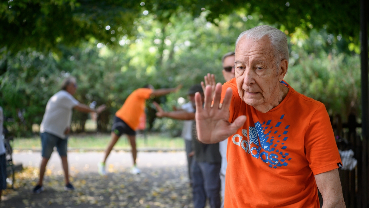 Gino Lastore, istruttore di fitness a 90 anni: «I coetanei mi seguono al parco, ho imparato le mosse da mio figlio e dai video di Tik Tok»