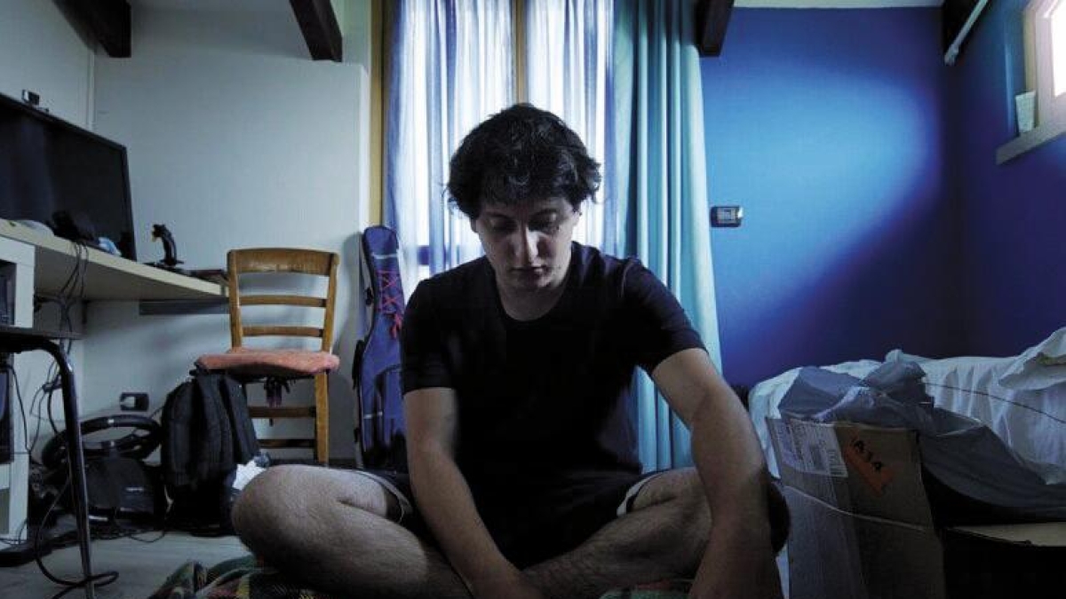 «I ragazzi chiusi in camera, emergenza da 200 mila casi. I primi segnali da capire a scuola»