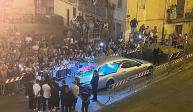 L'arrivo del feretro di Baudo a Militello, l'applauso della folla a notte fonda, la musica della Cavalleria Rusticana, come voleva lui