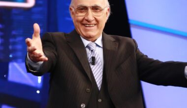 I funerali di Pippo Baudo in diretta | Aperta la camera ardente a Militello, centinaia di persone in fila per l'ultimo saluto