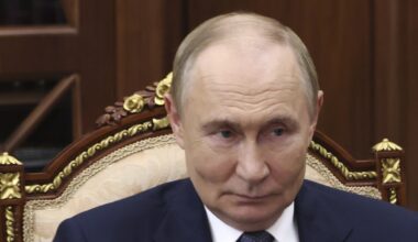 Putin, il giallo del raccoglitore di feci portato al vertice in Alaska