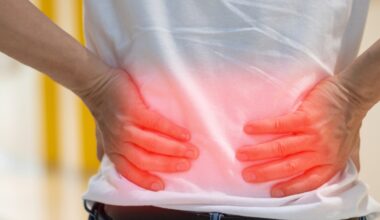 Spondiloartriti, quando il mal di schiena è cronico e colpisce di più i giovani maschi. Terapie efficaci solo se iniziate presto