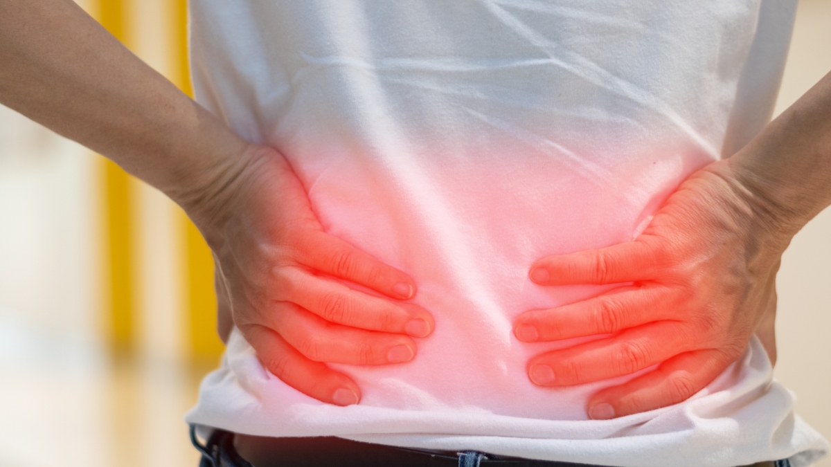 Spondiloartriti, quando il mal di schiena è cronico e colpisce di più i giovani maschi. Terapie efficaci solo se iniziate presto