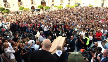 Pippo Baudo, affetto e lacrime ai funerali del re della tv: oltre duemila persone in piazza a Militello per l'ultimo saluto