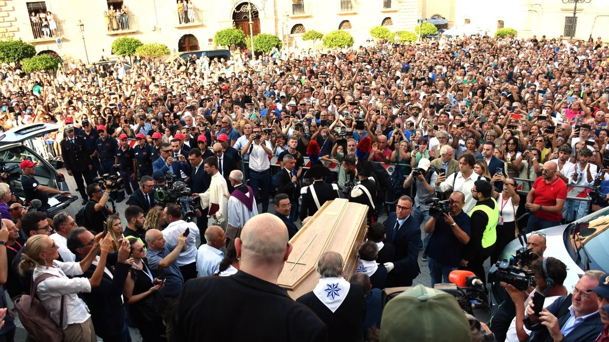 Pippo Baudo, affetto e lacrime ai funerali del re della tv: oltre duemila persone in piazza a Militello per l'ultimo saluto