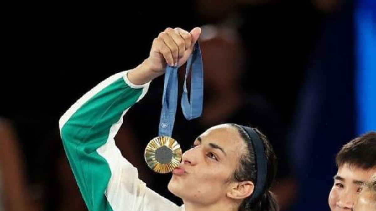 Imane Khelif, il manager: «Ha lasciato la boxe». Ma la pugile smentisce